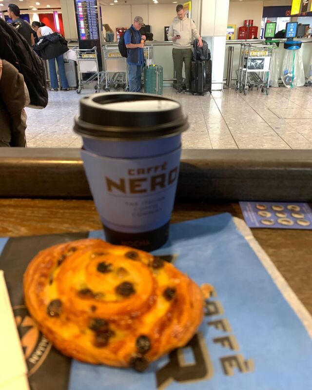 Coffee n cake time Heathrow T3 🇬🇧✈️🚕